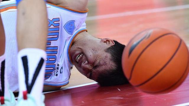 重伤倒地不放弃,球队晋级决赛 重伤倒地不放弃,球队晋级决赛