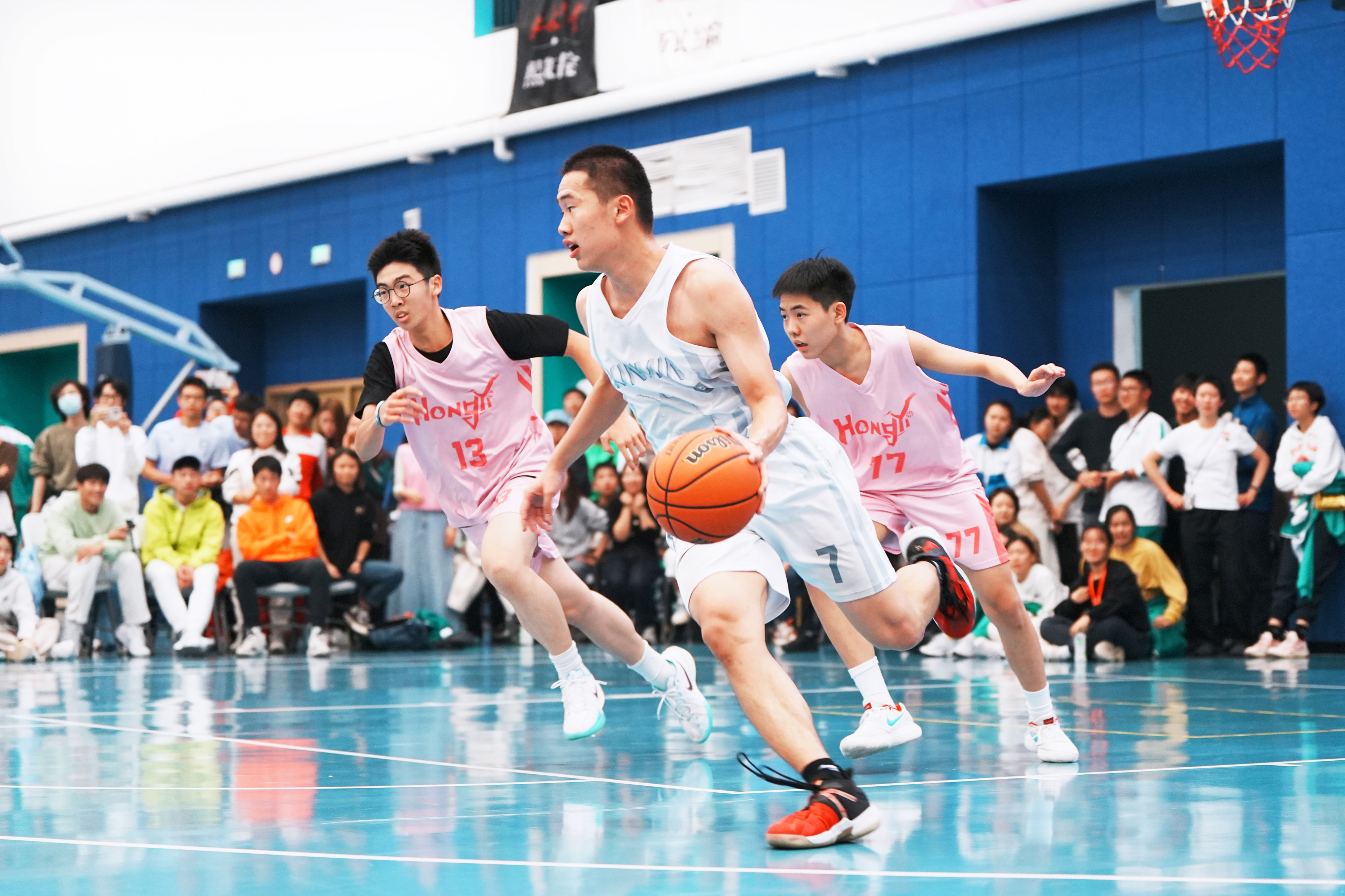 学校篮球联赛决赛激烈对决