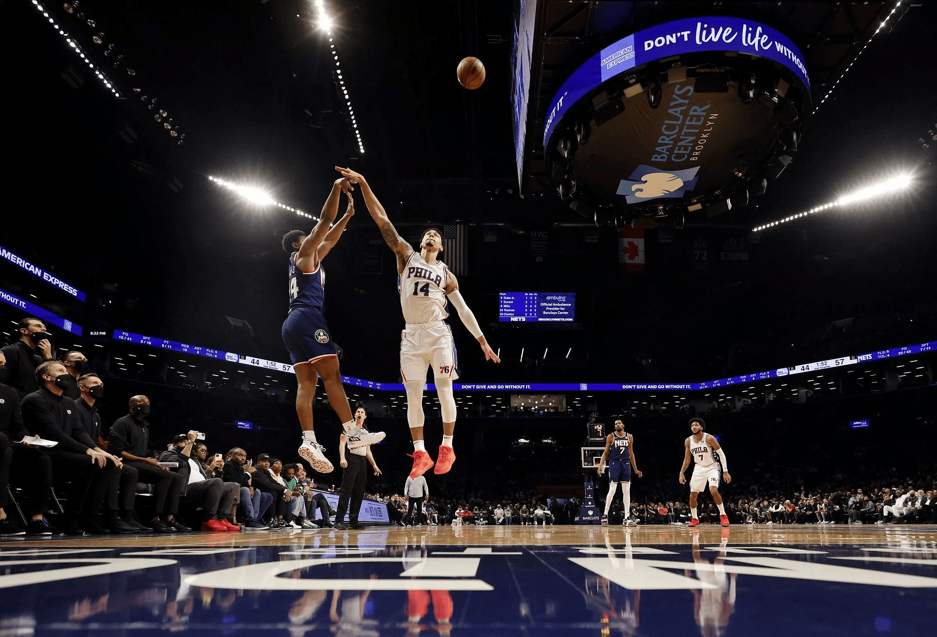 篮网险胜独行侠，主场势均力敌